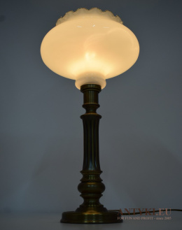 retro mosiężna lampa stołowa